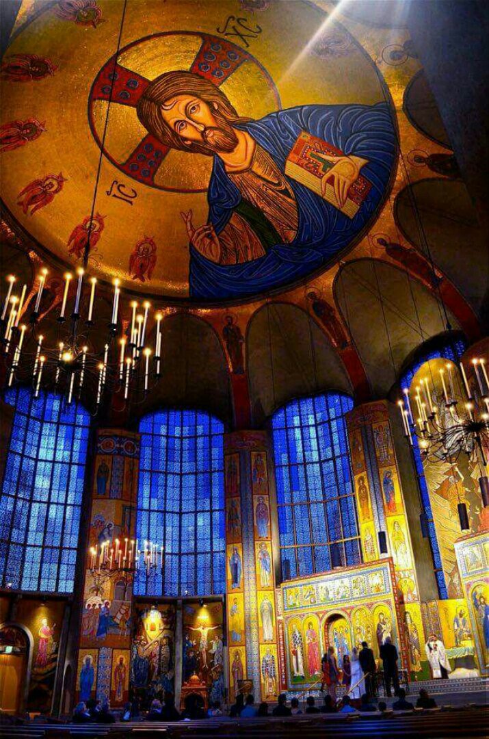 Купол кафедрального собора Вознесения греческой православной церкви Окленд в Калифорнии.